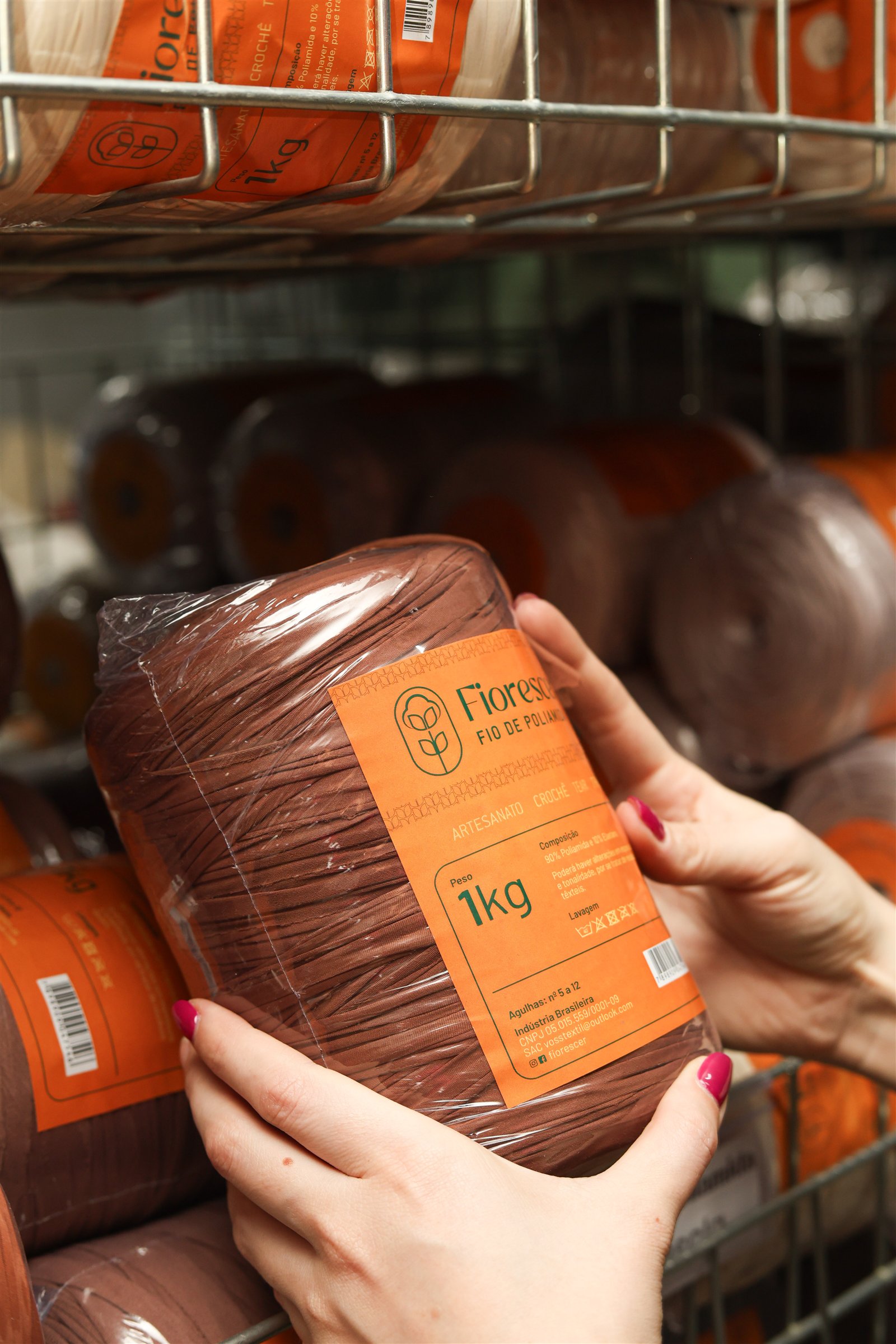 Rolo de fio de malha Fiorescer em primeiro plano, mostrando a textura e a embalagem do material